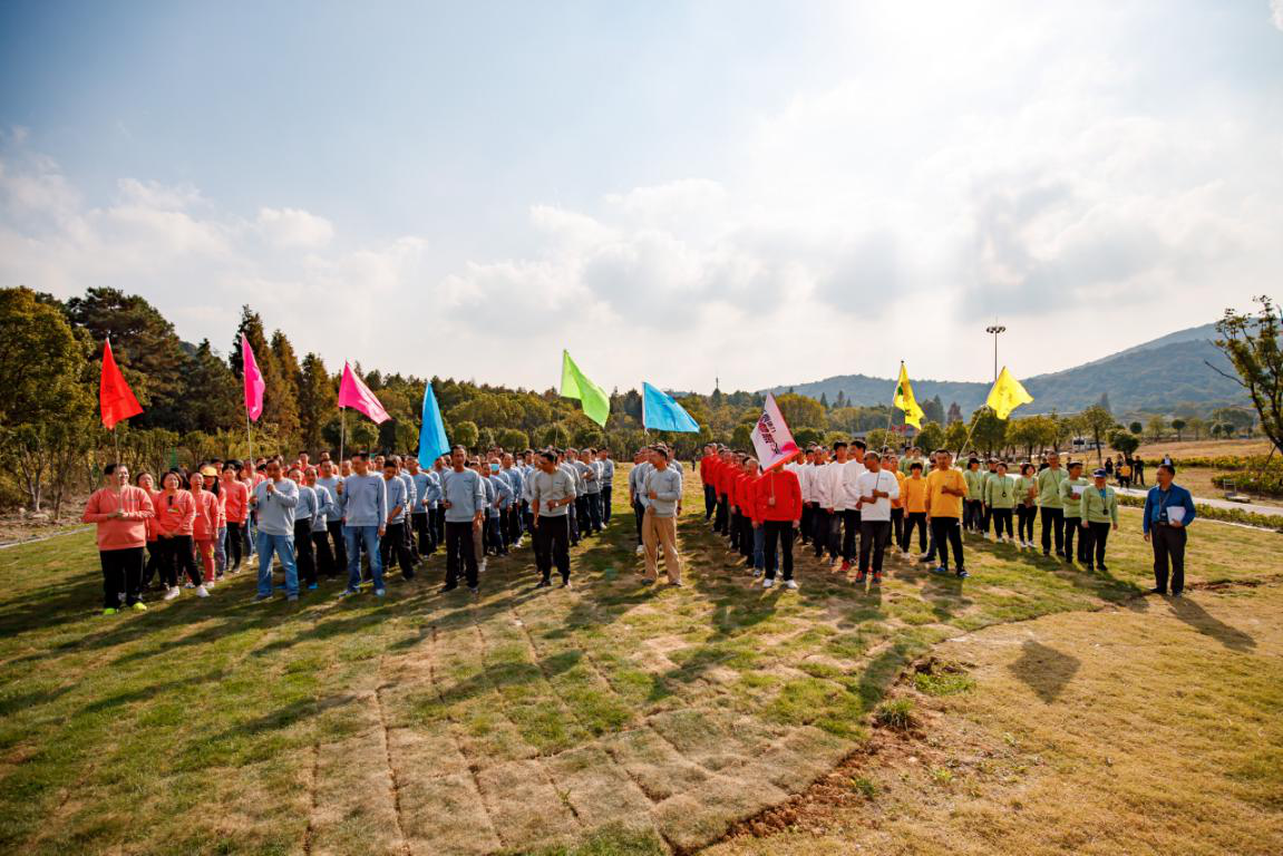 1673266971324226u3gd.png 來自各個(gè)子公司的9個(gè)隊(duì)伍以及裁判員進(jìn)場.png