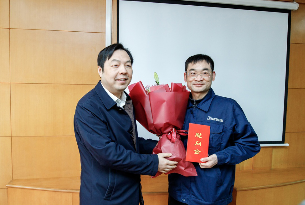 16733685066845129xEo.jpg 區(qū)領(lǐng)導(dǎo)慰問勞模.jpg